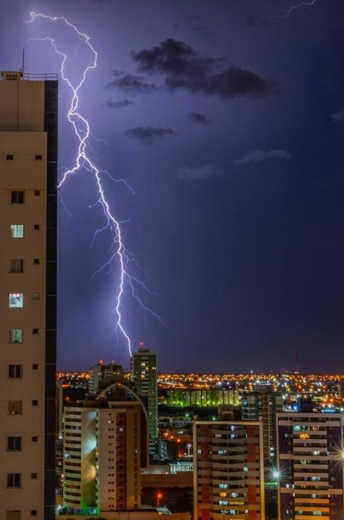 Proteção Contra Descargas Atmosféricas (SPDA) df2fd3283a9f9be5578e0ee08b6d96e0